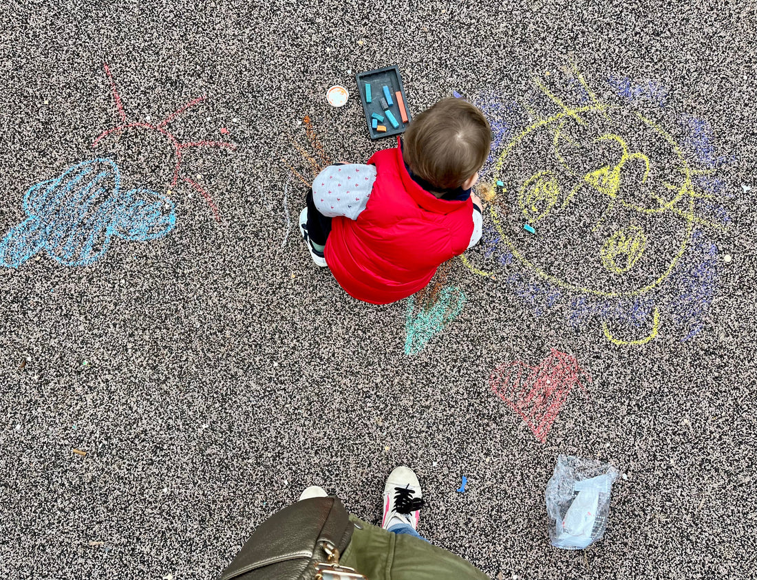 Celebrare la pioggia con i bambini: Chalk Painting al parco